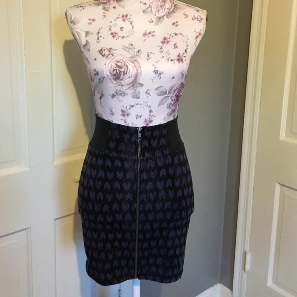 black print zipped mini skirt